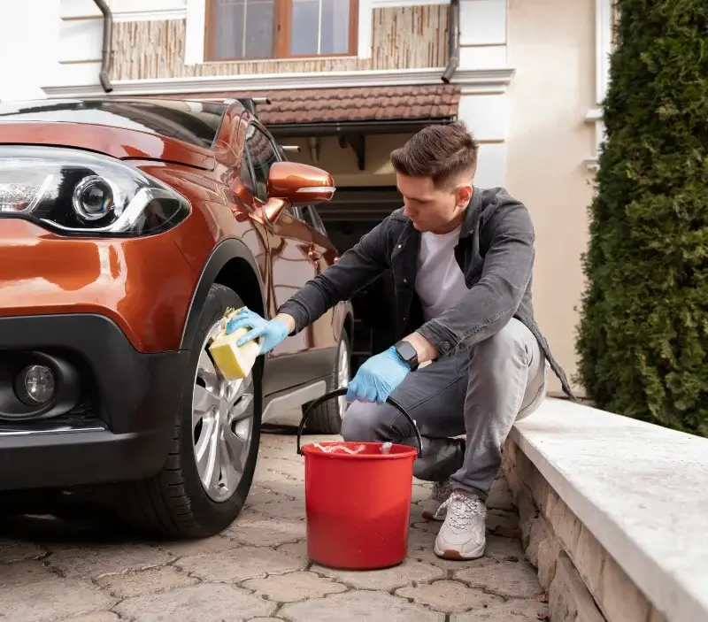 Lavage auto à domicile Jumeauville : professionnel intervenant sur un véhicule